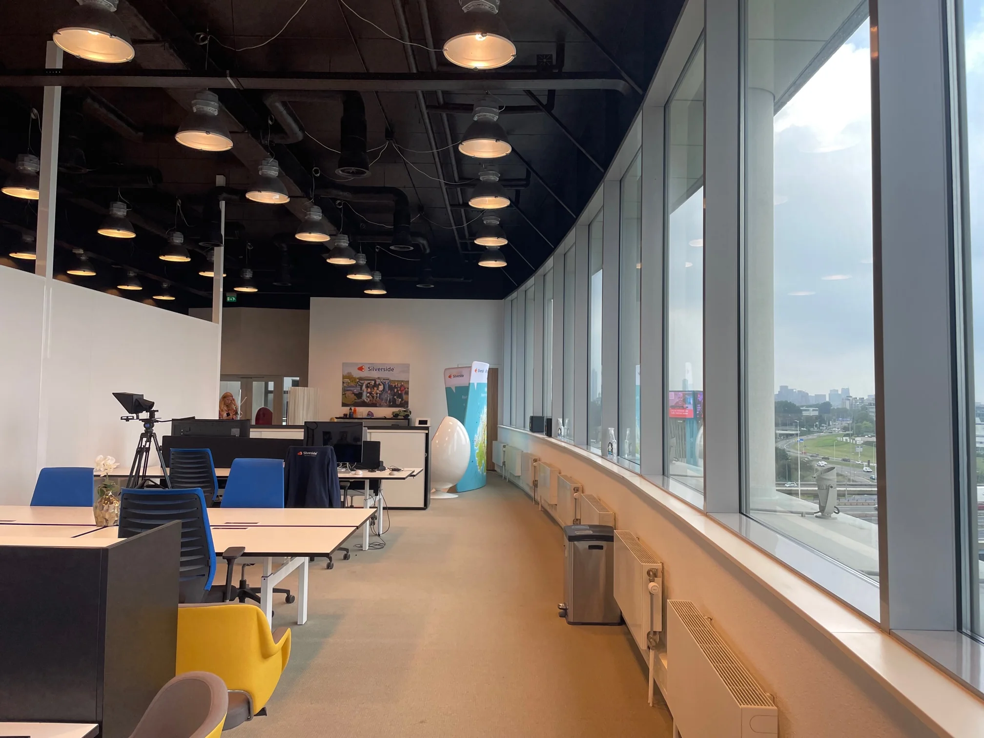 Moderne kantoorruimte van Silverside aan het Rivium Quadrant met werkplekken, grote ramen en uitzicht op de stad.